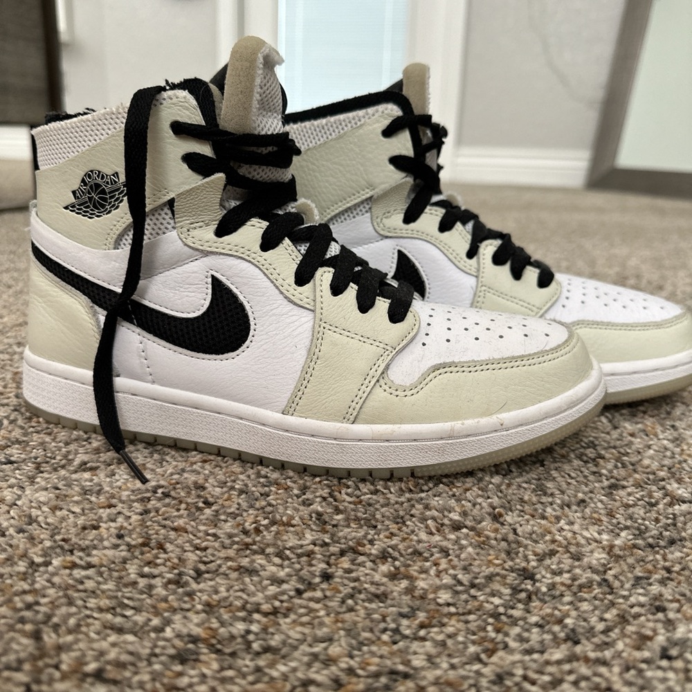 Women’s Jordan 1 High Zoom Comfort in the color “Light Bone”